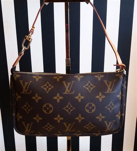 pochette louis vuitton uomo prezzo basso|Louis Vuitton Pochette fashionphile.